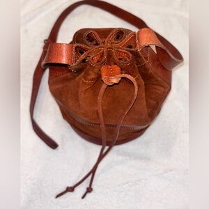 “Lucky Brand” Vintage Brown suede/leather cylinder drawstring bucket bag-🤌🏻great